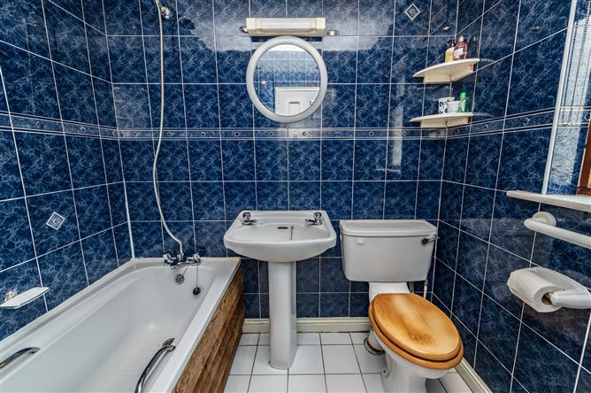 https://photos-a.propertyimages.ie/media/0/7/8/4997870/0584b86f-de4e-4bdf-ac83-6de8c6e93536_l.jpg