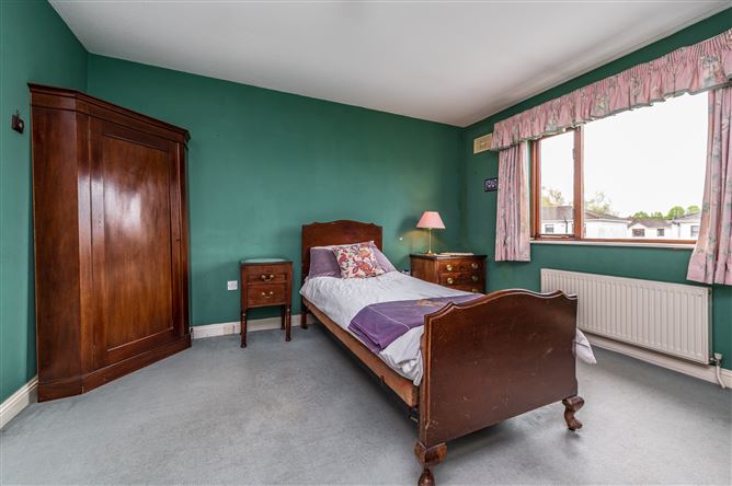 https://photos-a.propertyimages.ie/media/0/7/8/4997870/0584b86f-de4e-4bdf-ac83-6de8c6e93536_l.jpg