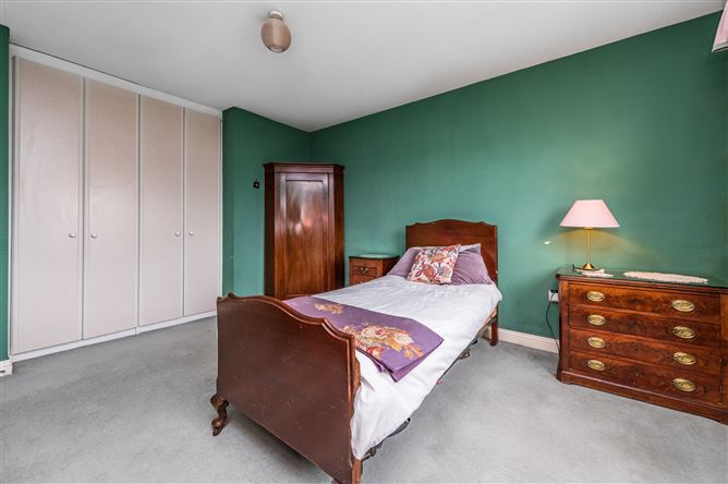 https://photos-a.propertyimages.ie/media/0/7/8/4997870/0584b86f-de4e-4bdf-ac83-6de8c6e93536_l.jpg