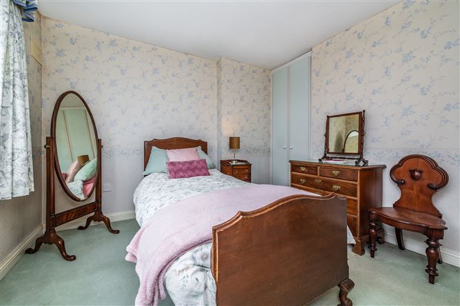 https://photos-a.propertyimages.ie/media/0/7/8/4997870/0584b86f-de4e-4bdf-ac83-6de8c6e93536_l.jpg