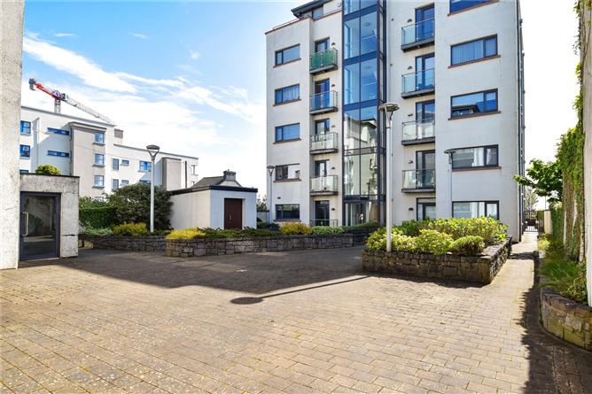 8A Croit na Mara, Quincentennial Drive, 123-125 Upper Salthill, Galway