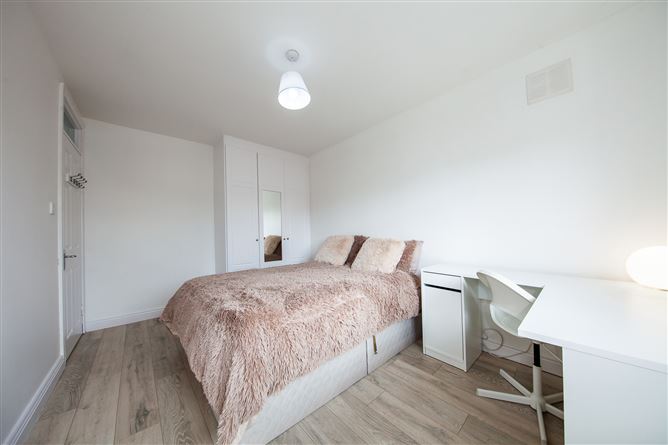https://photos-a.propertyimages.ie/media/0/8/3/4998380/7a7f8beb-ab3b-4c26-b5c6-9afbd135febc_l.jpg