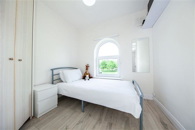 https://photos-a.propertyimages.ie/media/0/8/3/4998380/7a7f8beb-ab3b-4c26-b5c6-9afbd135febc_l.jpg