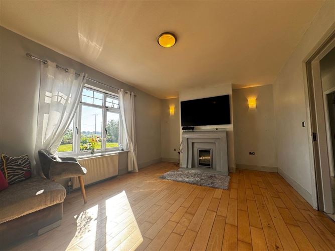 https://photos-a.propertyimages.ie/media/0/8/6/4927680/6ef06374-16e8-46d8-8365-70703322e743_l.jpeg