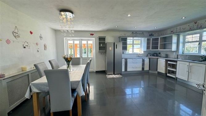 https://photos-a.propertyimages.ie/media/0/8/6/4927680/6ef06374-16e8-46d8-8365-70703322e743_l.jpeg