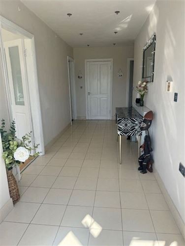 https://photos-a.propertyimages.ie/media/0/8/6/4927680/6ef06374-16e8-46d8-8365-70703322e743_l.jpeg