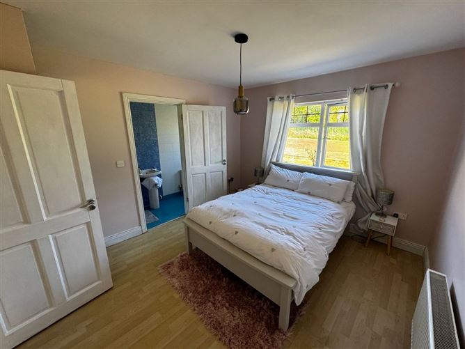 https://photos-a.propertyimages.ie/media/0/8/6/4927680/6ef06374-16e8-46d8-8365-70703322e743_l.jpeg