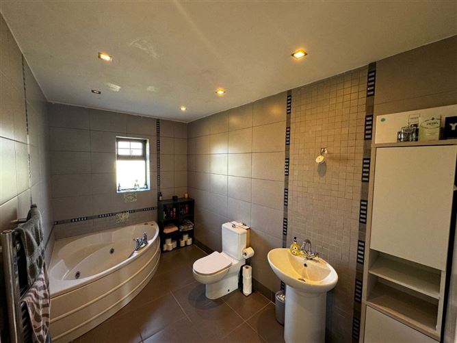 https://photos-a.propertyimages.ie/media/0/8/6/4927680/6ef06374-16e8-46d8-8365-70703322e743_l.jpeg