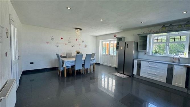 https://photos-a.propertyimages.ie/media/0/8/6/4927680/6ef06374-16e8-46d8-8365-70703322e743_l.jpeg