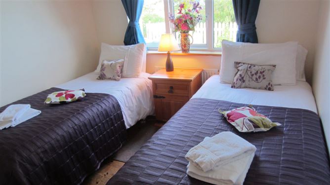 Cottages in Barna, Hot tub,