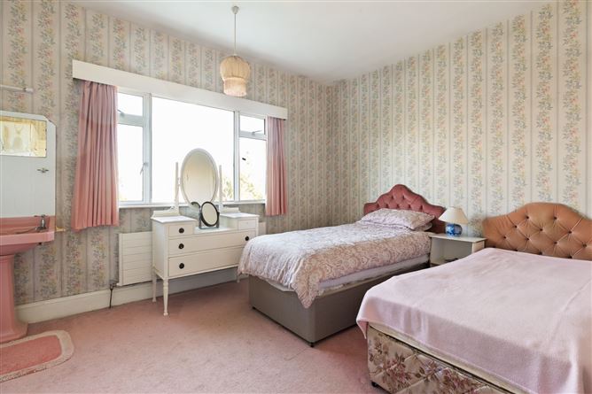 https://photos-a.propertyimages.ie/media/0/9/0/4912090/50e9bc26-404a-427c-8893-8822447c329e_l.jpg