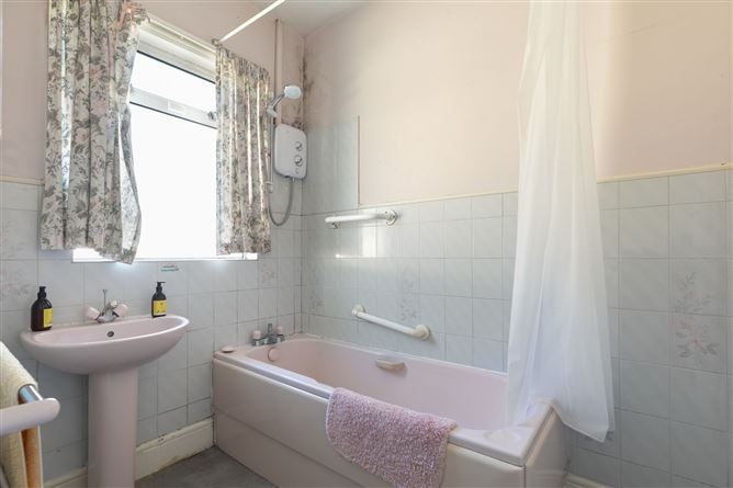 https://photos-a.propertyimages.ie/media/0/9/0/4912090/50e9bc26-404a-427c-8893-8822447c329e_l.jpg