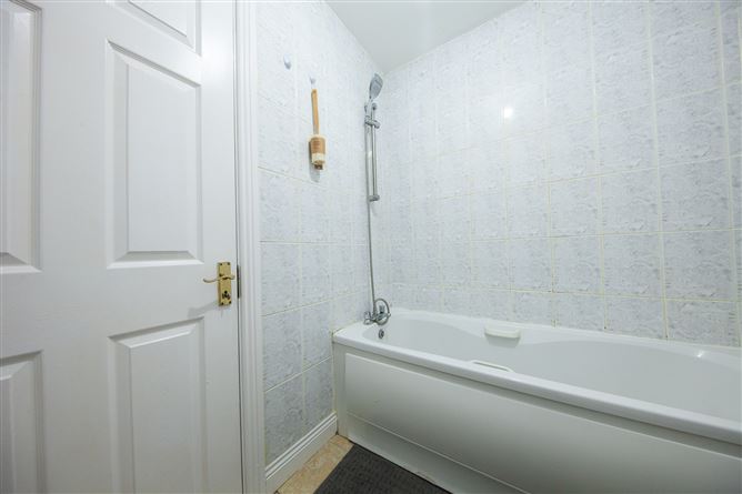 https://photos-a.propertyimages.ie/media/0/9/1/5015190/0528efb4-c55a-45f4-bb0b-12a14cfad546_l.jpg