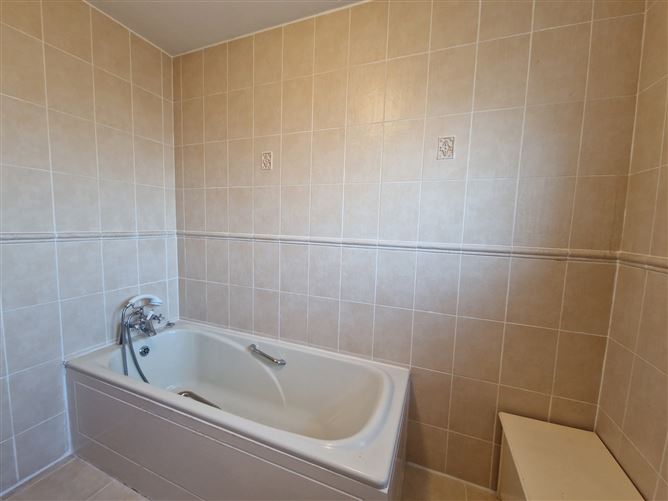 8 Kilbeagh Village, Charlestown, Co. Mayo