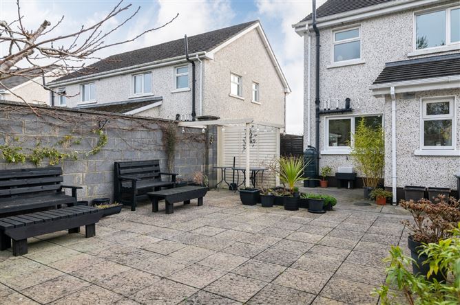 32 Armstrong Grove, Clara, Co. Offaly