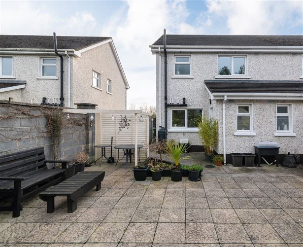 32 Armstrong Grove, Clara, Co. Offaly