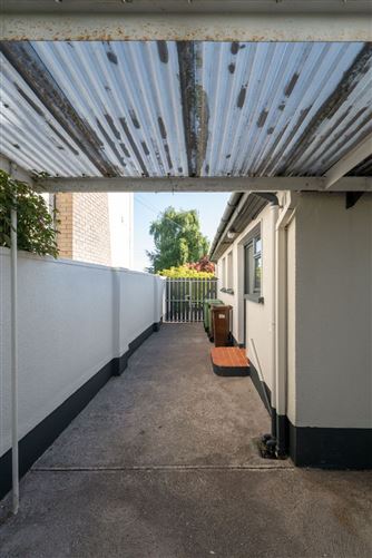 https://photos-a.propertyimages.ie/media/0/9/6/5014690/489378fd-152f-41d0-8603-6578e5a31877_l.jpg