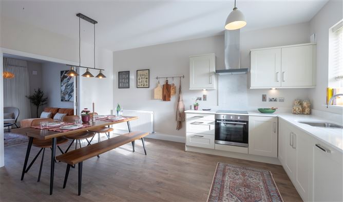 https://photos-a.propertyimages.ie/media/0/9/9/4912990/647a3649-cfc0-42bb-ba3c-04e6354402e5_l.jpg
