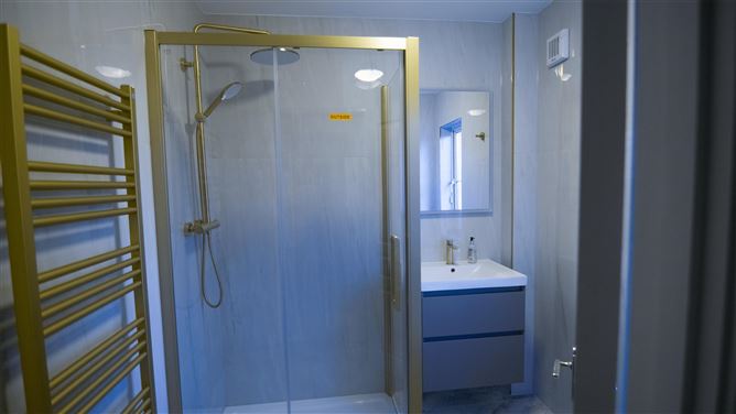 https://photos-a.propertyimages.ie/media/0/9/9/4950990/e8e3cf0d-0177-47e4-bfce-ecb1bed6f8a7_l.jpg