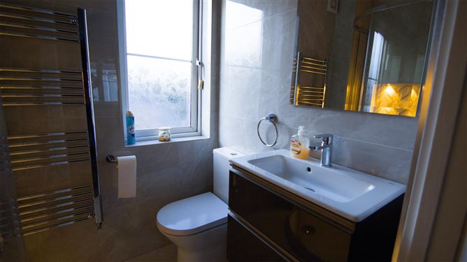 https://photos-a.propertyimages.ie/media/0/9/9/4950990/e8e3cf0d-0177-47e4-bfce-ecb1bed6f8a7_l.jpg