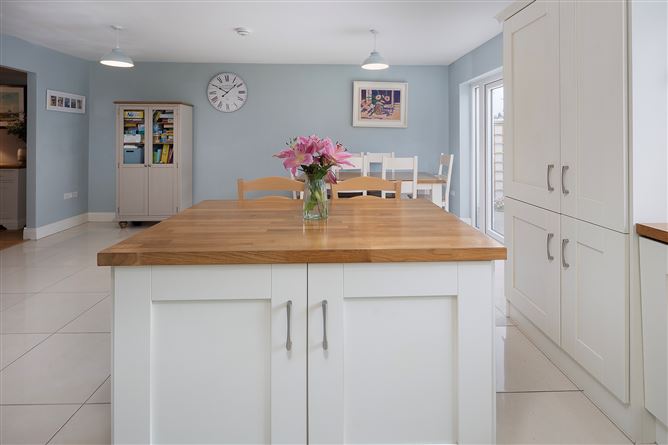 https://photos-a.propertyimages.ie/media/1/0/6/5008601/52d3cb04-3308-4d52-bace-a92f425947b6_l.jpg