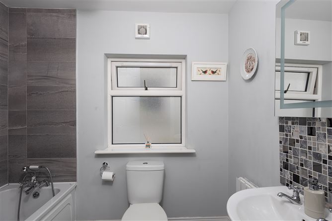 https://photos-a.propertyimages.ie/media/1/0/6/5008601/52d3cb04-3308-4d52-bace-a92f425947b6_l.jpg