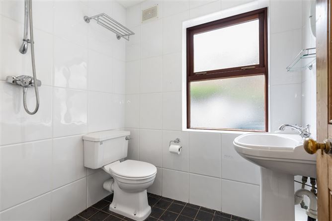 https://photos-a.propertyimages.ie/media/1/1/0/4998011/d7462771-69ef-418f-81c3-ff13ca82be8f_l.jpg
