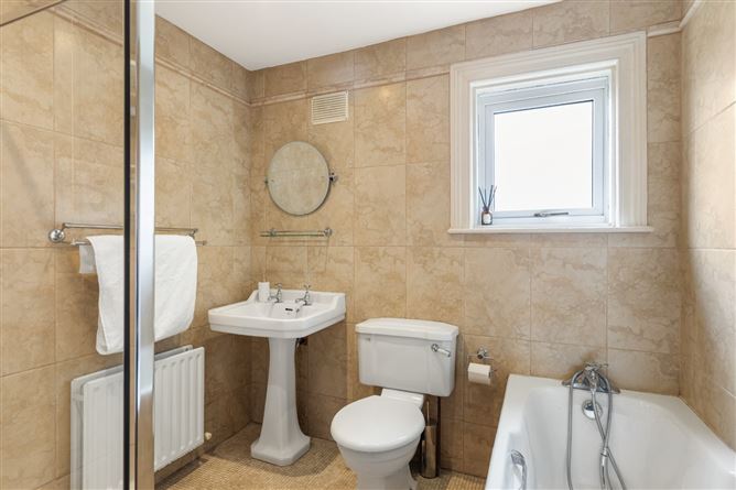 https://photos-a.propertyimages.ie/media/1/1/0/4998011/d7462771-69ef-418f-81c3-ff13ca82be8f_l.jpg