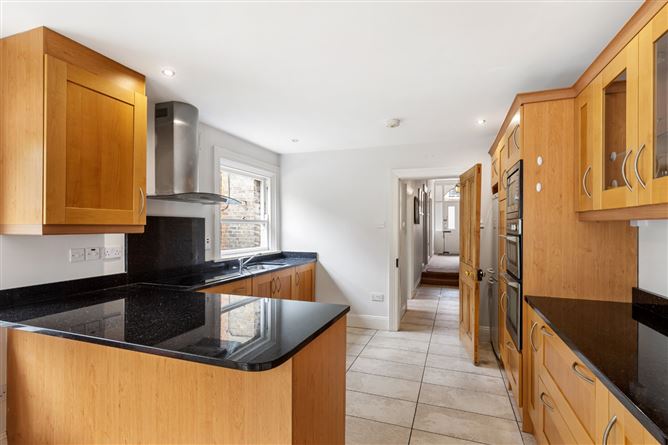 https://photos-a.propertyimages.ie/media/1/1/0/4998011/d7462771-69ef-418f-81c3-ff13ca82be8f_l.jpg