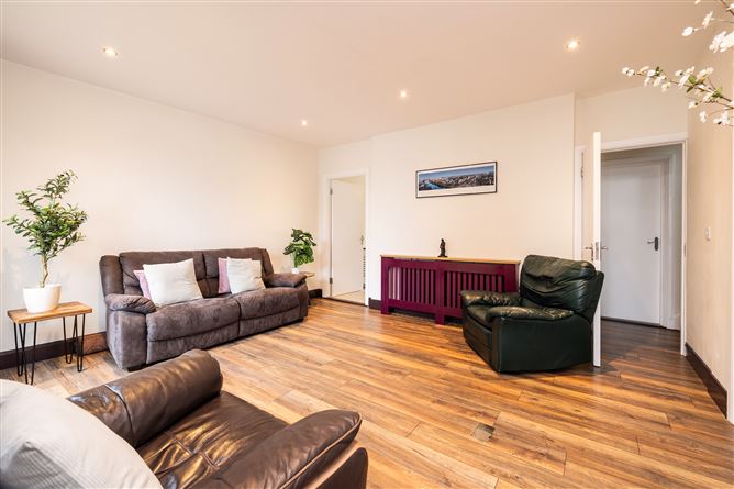 https://photos-a.propertyimages.ie/media/1/1/2/4936211/62308720-0475-40a6-bcd0-3b7f4fddfab5_l.jpg