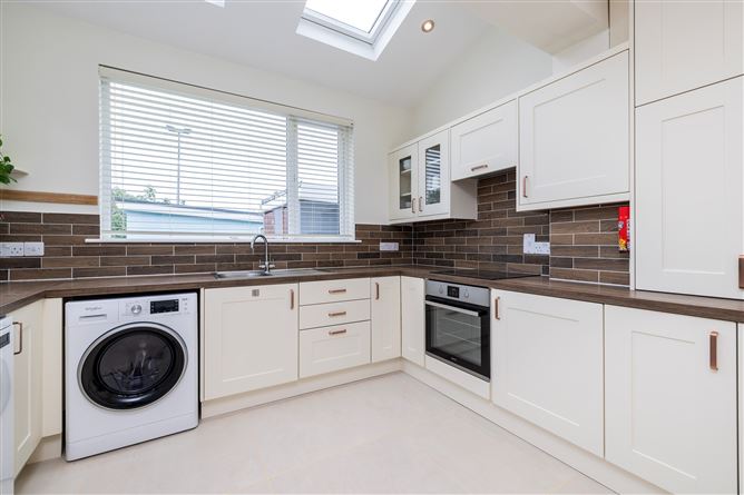 https://photos-a.propertyimages.ie/media/1/1/2/4936211/62308720-0475-40a6-bcd0-3b7f4fddfab5_l.jpg