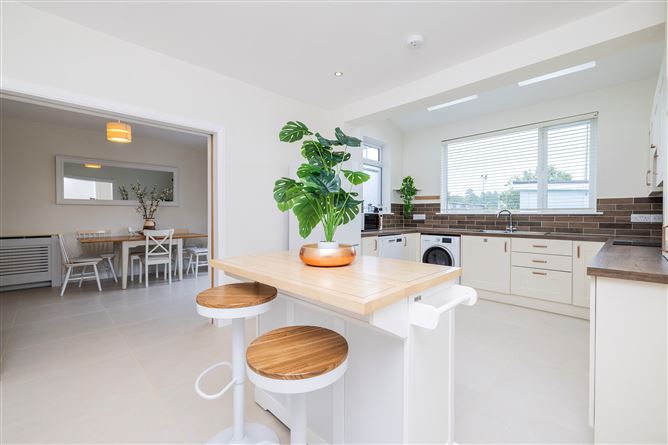https://photos-a.propertyimages.ie/media/1/1/2/4936211/62308720-0475-40a6-bcd0-3b7f4fddfab5_l.jpg