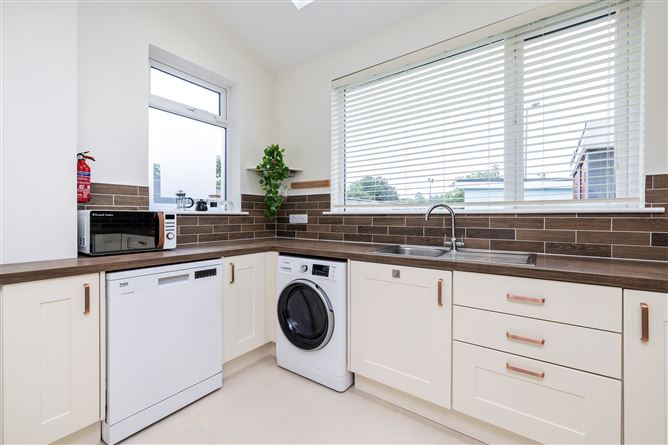 https://photos-a.propertyimages.ie/media/1/1/2/4936211/62308720-0475-40a6-bcd0-3b7f4fddfab5_l.jpg