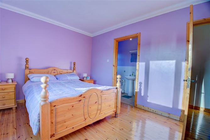 https://photos-a.propertyimages.ie/media/1/1/3/4931311/1e7ecaa6-b76c-43bc-a9e4-f599d0b65360_l.jpg