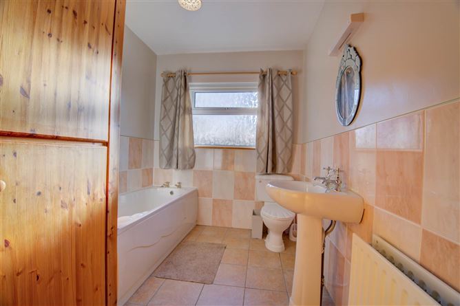 https://photos-a.propertyimages.ie/media/1/1/3/4931311/1e7ecaa6-b76c-43bc-a9e4-f599d0b65360_l.jpg