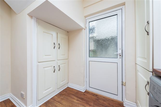 https://photos-a.propertyimages.ie/media/1/1/5/4948511/c39d393b-39b9-41ab-8042-925eeaf9d992_l.jpg