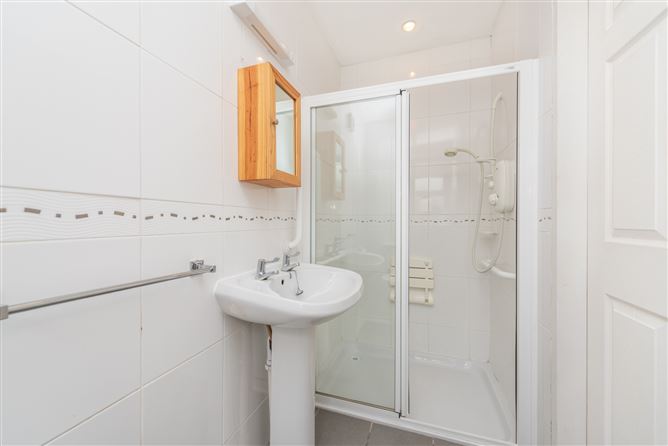 https://photos-a.propertyimages.ie/media/1/1/5/4948511/c39d393b-39b9-41ab-8042-925eeaf9d992_l.jpg