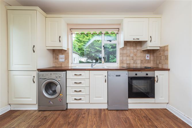 https://photos-a.propertyimages.ie/media/1/1/5/4948511/c39d393b-39b9-41ab-8042-925eeaf9d992_l.jpg