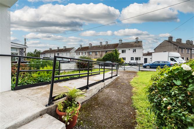 https://photos-a.propertyimages.ie/media/1/1/5/4948511/c39d393b-39b9-41ab-8042-925eeaf9d992_l.jpg