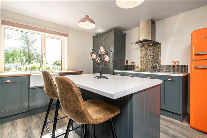 https://photos-a.propertyimages.ie/media/1/1/5/4996511/7b9d3830-3500-4e38-b6e1-8123866dccfb_l.jpg