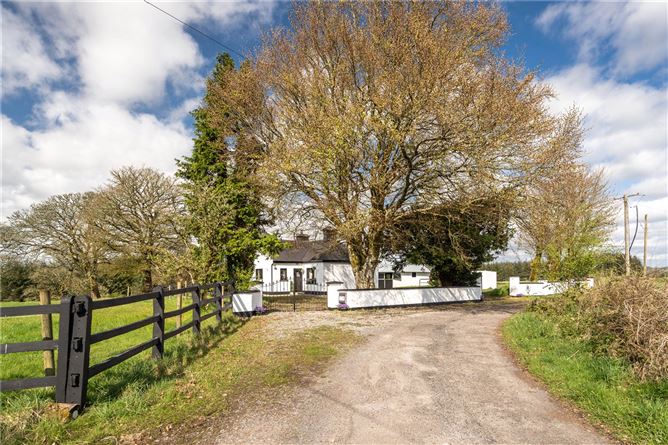 https://photos-a.propertyimages.ie/media/1/1/5/4996511/7b9d3830-3500-4e38-b6e1-8123866dccfb_l.jpg