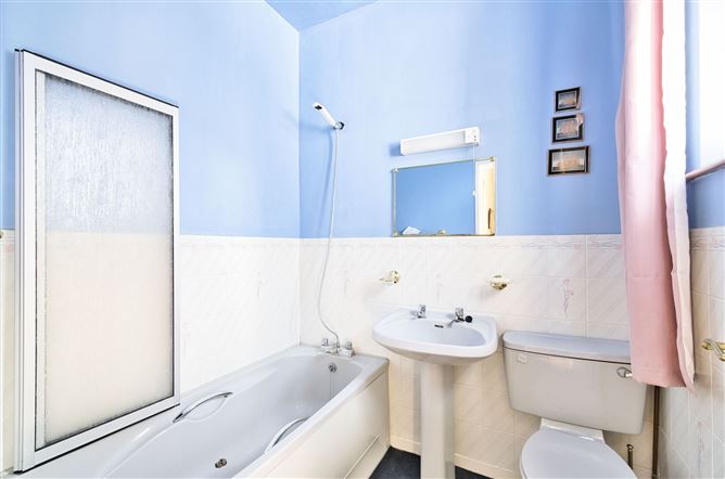 https://photos-a.propertyimages.ie/media/1/1/6/4943611/07350e87-b924-44c0-afa0-f1f03f693c17_l.jpg