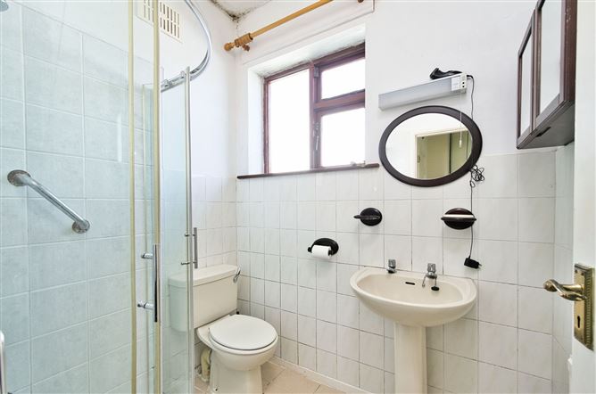 https://photos-a.propertyimages.ie/media/1/1/6/4943611/07350e87-b924-44c0-afa0-f1f03f693c17_l.jpg