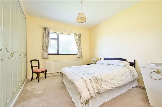 https://photos-a.propertyimages.ie/media/1/1/6/4943611/07350e87-b924-44c0-afa0-f1f03f693c17_l.jpg