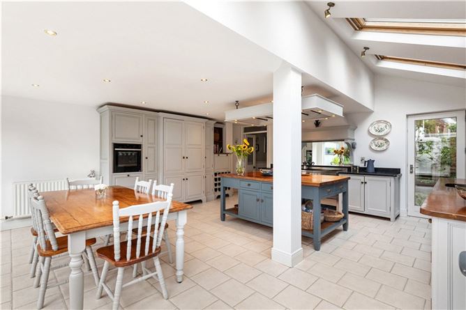 https://photos-a.propertyimages.ie/media/1/1/7/4956711/3be8d558-1bdc-440d-af9f-fd2814f3c6b6_l.jpg