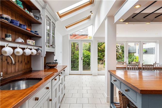 https://photos-a.propertyimages.ie/media/1/1/7/4956711/3be8d558-1bdc-440d-af9f-fd2814f3c6b6_l.jpg