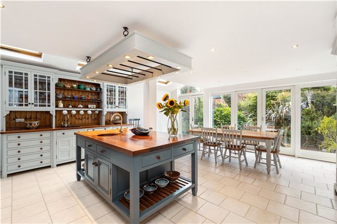 https://photos-a.propertyimages.ie/media/1/1/7/4956711/3be8d558-1bdc-440d-af9f-fd2814f3c6b6_l.jpg