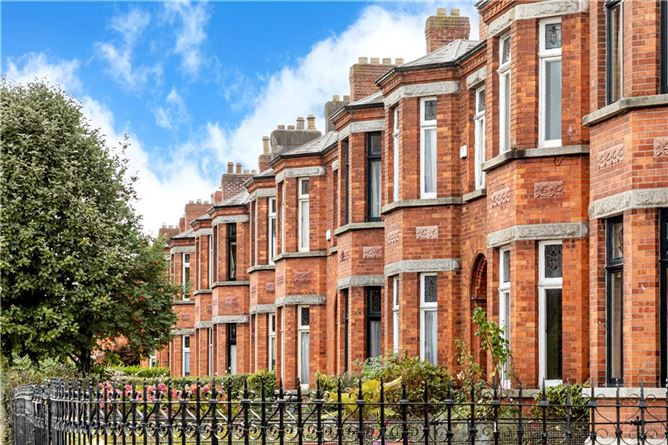 https://photos-a.propertyimages.ie/media/1/1/7/4956711/3be8d558-1bdc-440d-af9f-fd2814f3c6b6_l.jpg