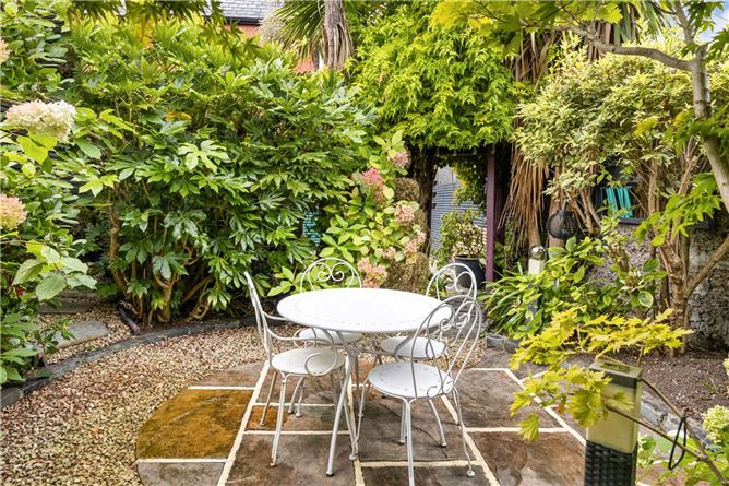 https://photos-a.propertyimages.ie/media/1/1/7/4956711/3be8d558-1bdc-440d-af9f-fd2814f3c6b6_l.jpg