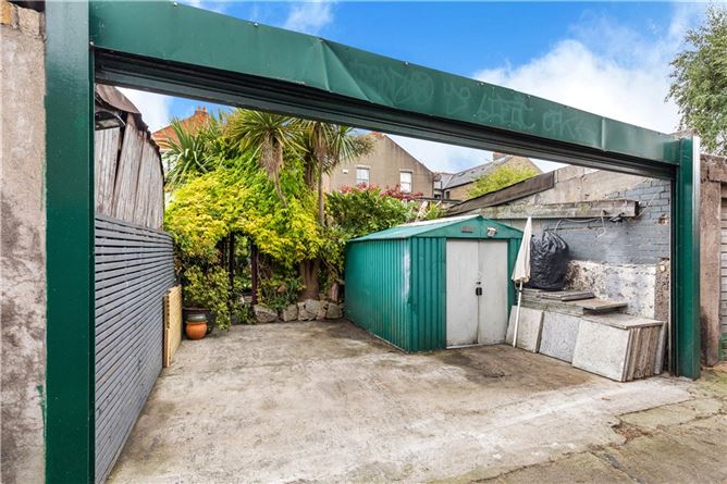 https://photos-a.propertyimages.ie/media/1/1/7/4956711/3be8d558-1bdc-440d-af9f-fd2814f3c6b6_l.jpg